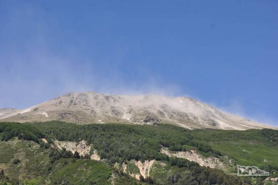 O vento levanta cinzas vulcânicas que cobrem o cume do Cerro Falkner, no Parque Lanin, na região de San Martín de Los Andes, na Argentina